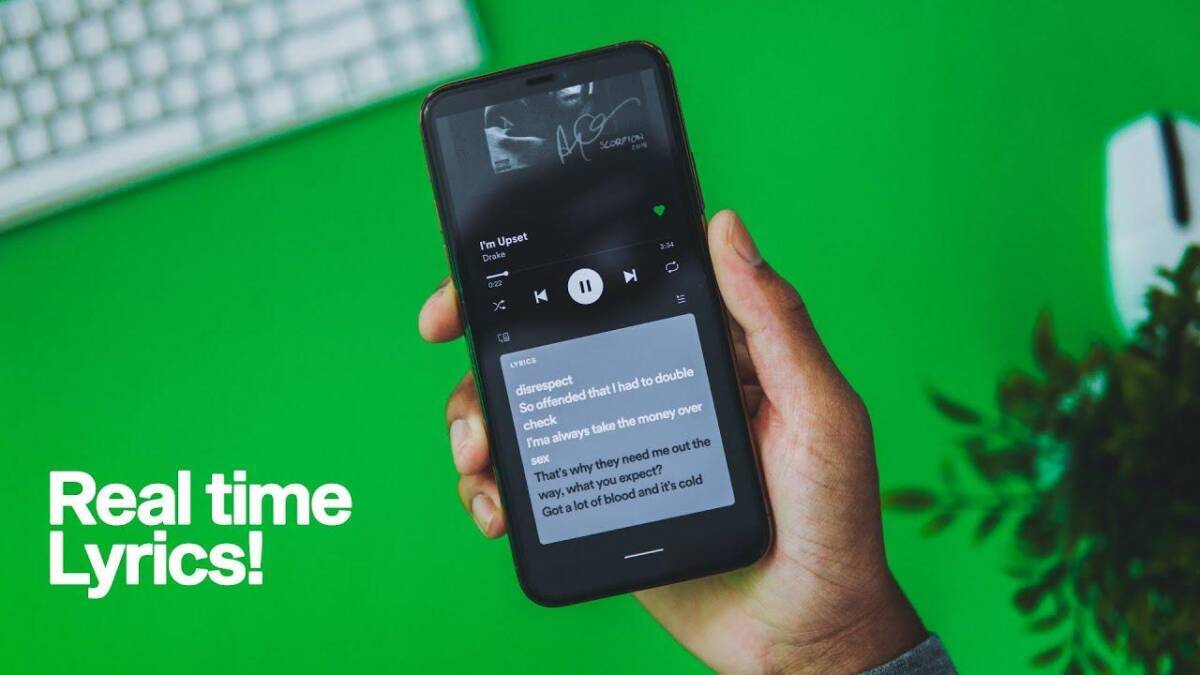 Смартфон с открытым текстом песни в Spotify, мужчина держит телефон со словами lyrics