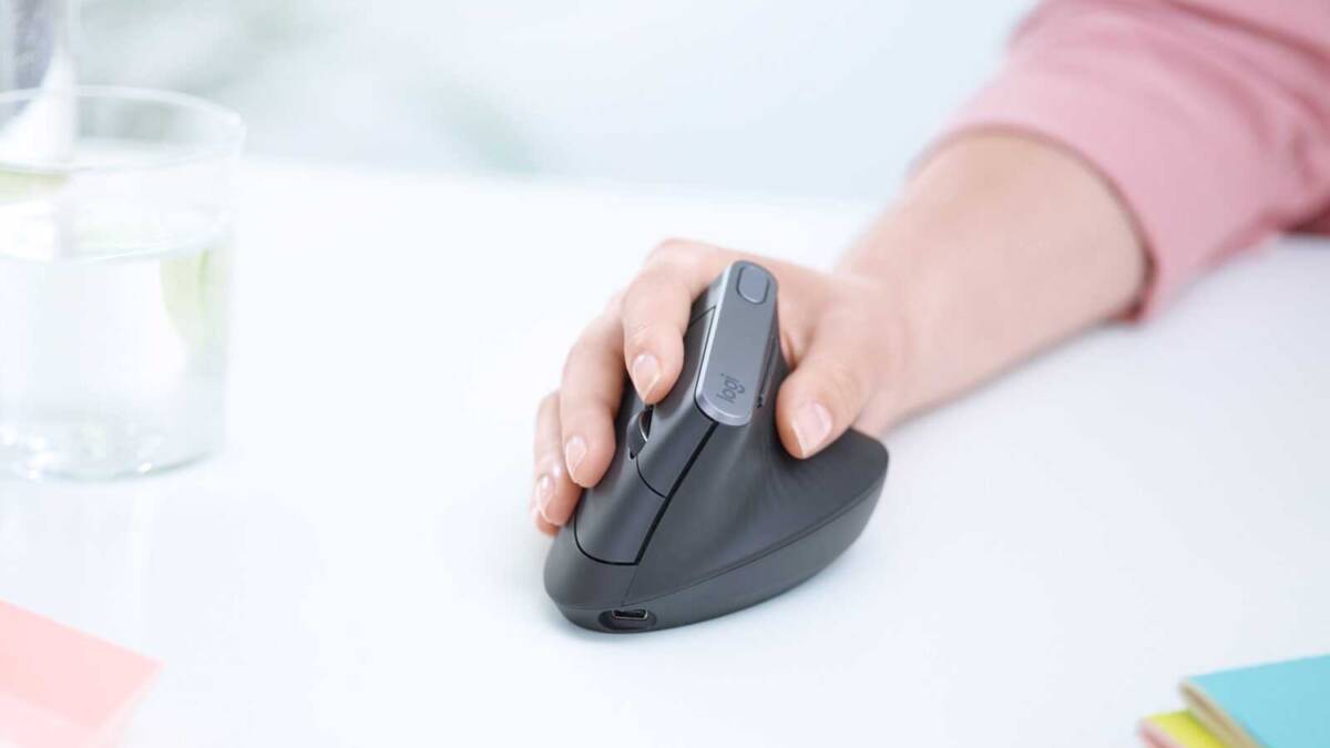 Показан беспроводной мыши Logitech MX Master 3 на белом столе