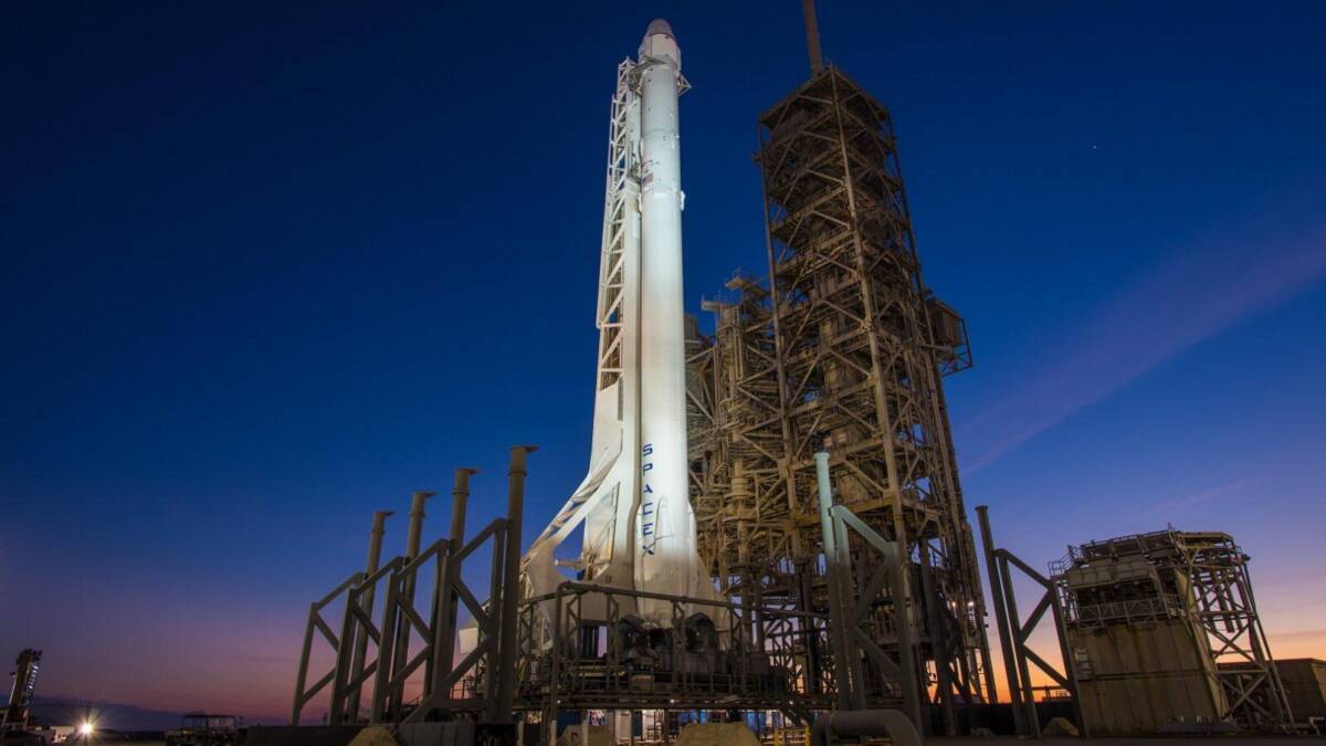 Космический ракетный носитель SpaceX на запускной площадке