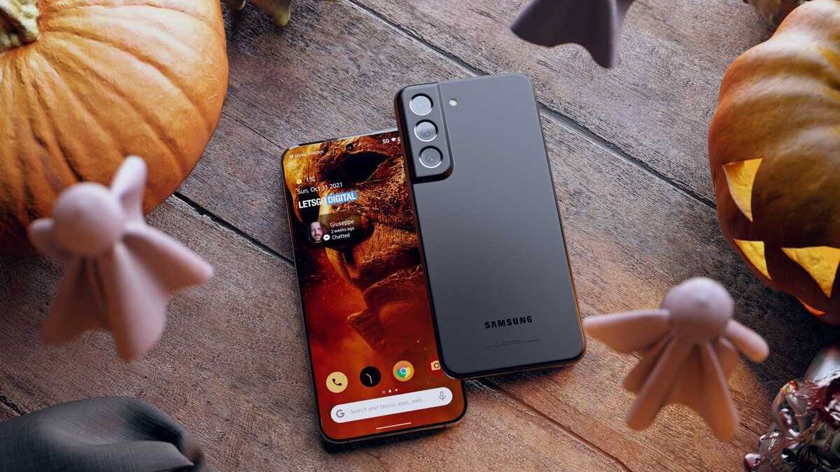 Смартфон Samsung Galaxy S22 в горизонтальном положении на столе, вид сзади с камерами
