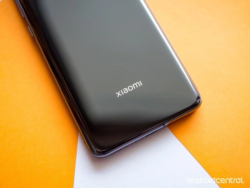 Задняя панель Xiaomi Mi 11 Ultra с логотипом на черном глянцевом корпусе