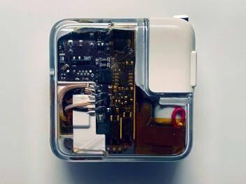 Вид внутри прозрачных наушников AirPods с платами и компонентами