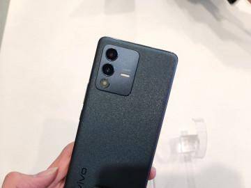 Вид сбоку OPPO Find N6 с невидимой складкой экрана