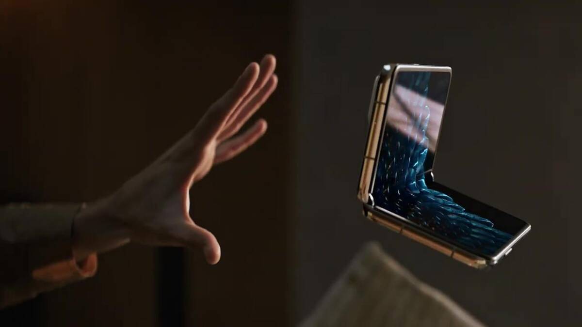 Складной телефон Oppo в развернутом виде с экраном