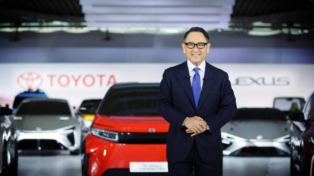 Мужчина в деловом костюме на выставке у новых электромобилей Toyota