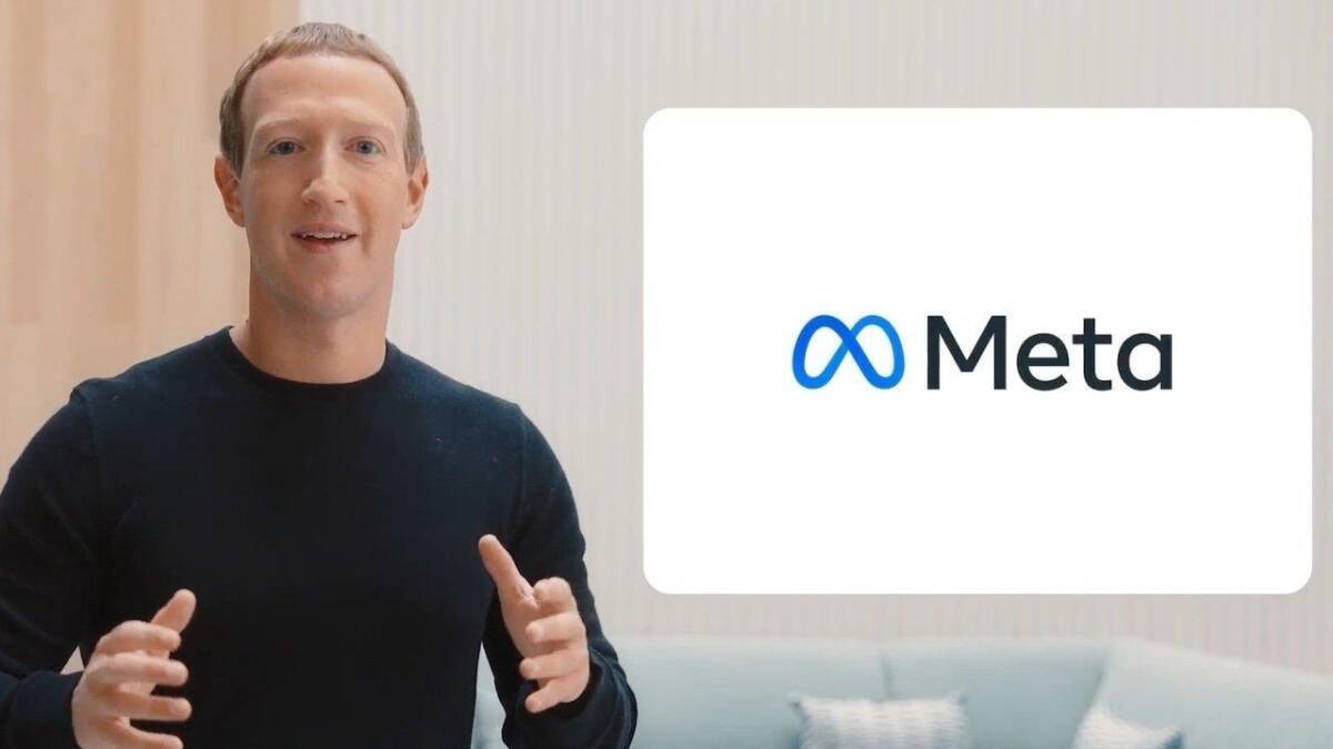 Человек на презентации показывает логотип Meta — фото с изображением Стива Цукерберга и бренда компании