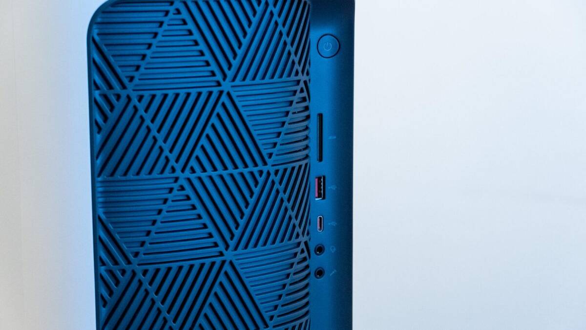 Обзор ConceptD CT300-52A от Acer: идеальный мощный компьютер для дома 22 Вид сбоку на компьютер ConceptD CT300-52A с вентиляционной решеткой