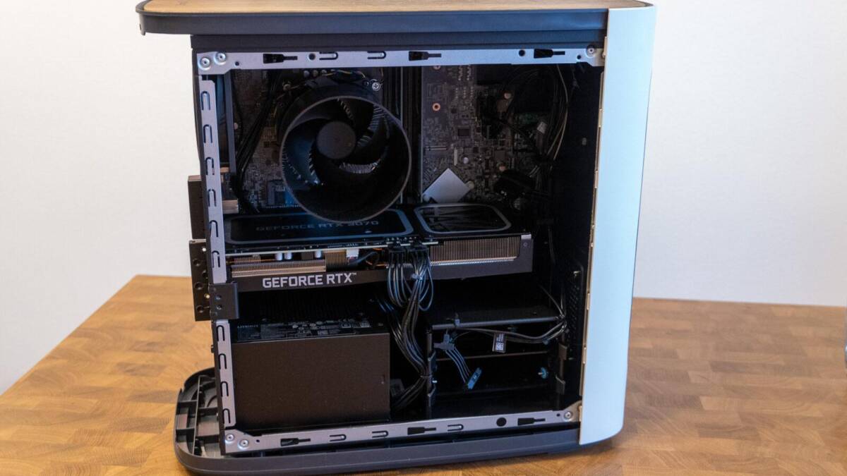 Обзор ConceptD CT300-52A от Acer: идеальный мощный компьютер для дома 25 Внутренности компьютера ConceptD CT300-52A без боковой крышки