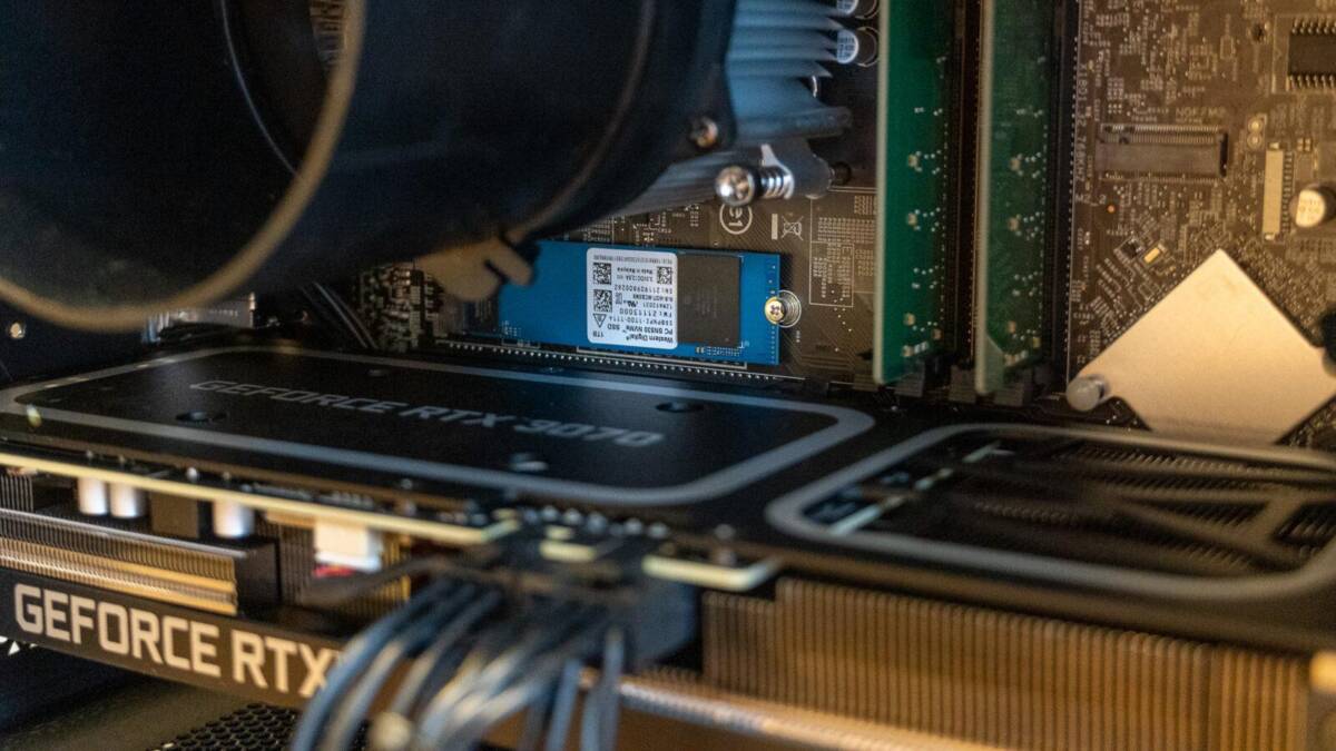 Обзор ConceptD CT300-52A от Acer: идеальный мощный компьютер для дома 27 Внутренние компоненты ПК ConceptD CT300-52A вид с боку