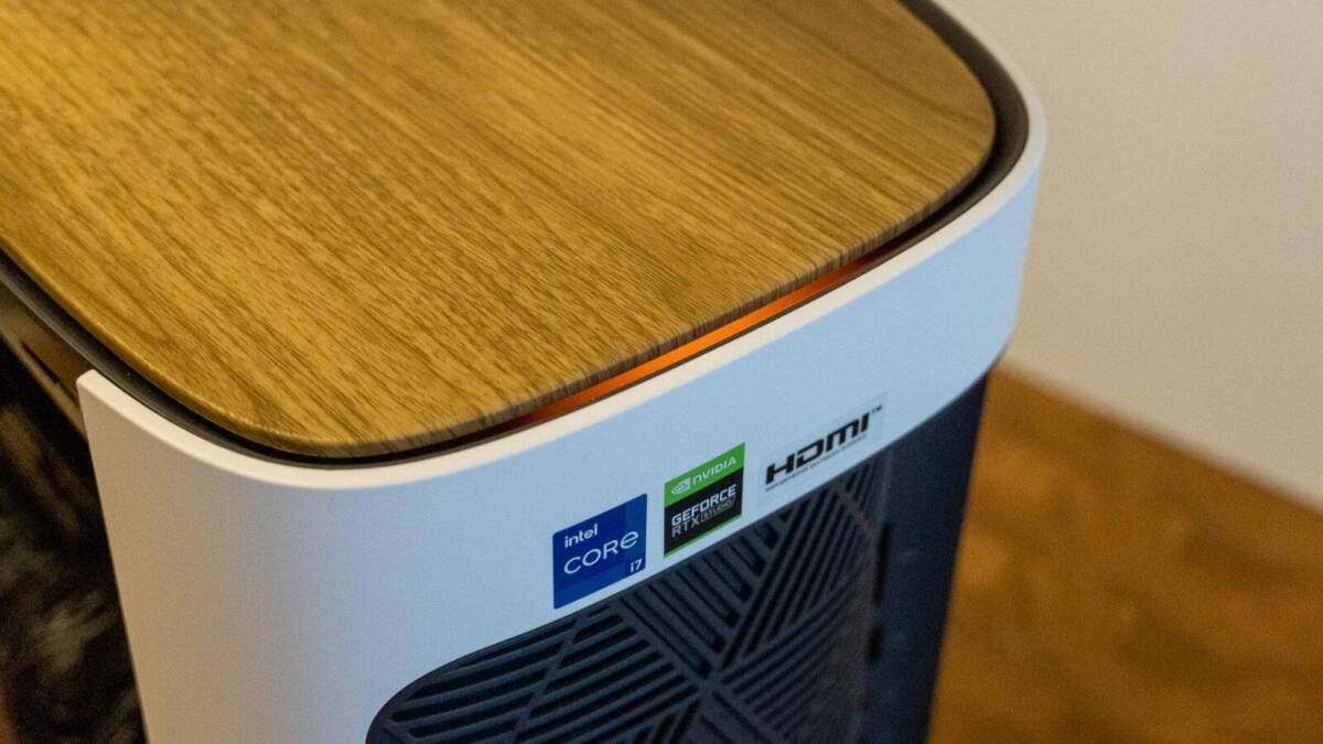 Обзор ConceptD CT300-52A от Acer: идеальный мощный компьютер для дома 20 Боковая часть настольного компьютера ConceptD CT300-52A с наклейками логотипов NVIDIA и Intel