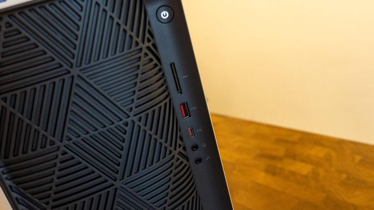 Обзор ConceptD CT300-52A от Acer: идеальный мощный компьютер для дома 21 Вид сзади настольного компьютера Acer ConceptD CT300-52A на порты и вентиляцию