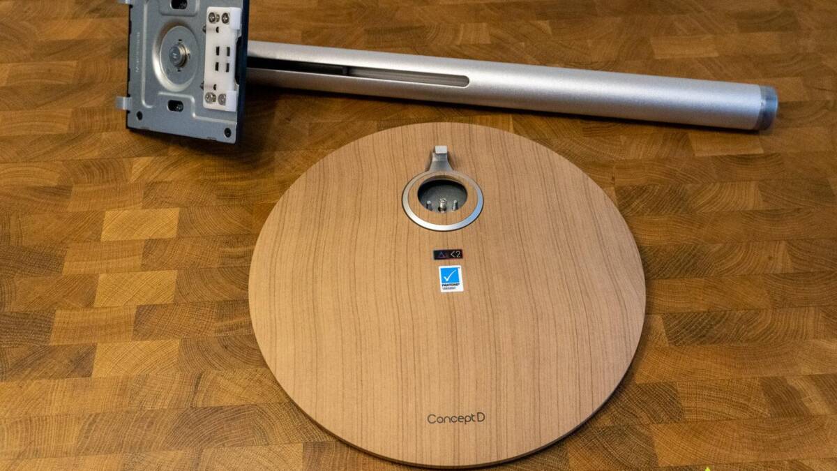 Разобранный монитор ConceptD CP3271U с подставкой и крепежом