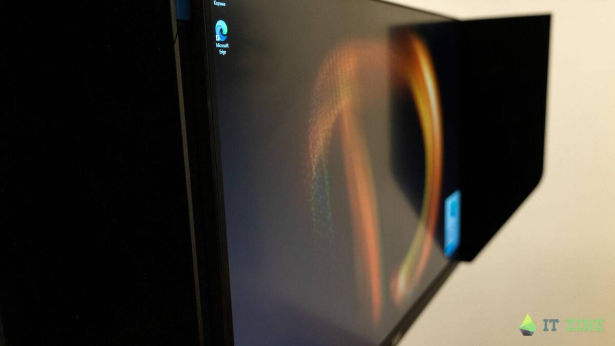 Наклоненный монитор Acer ConceptD CP3271U с дисплеем и интерфейсом