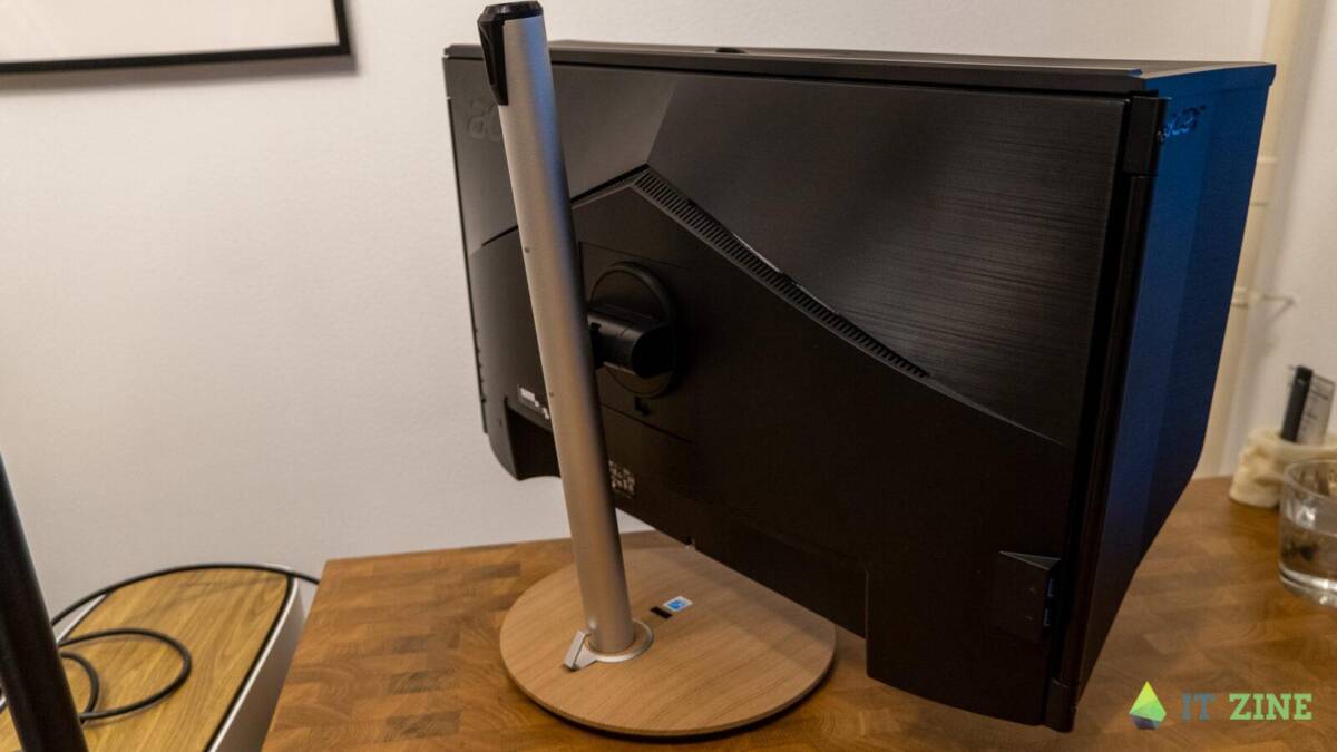 Настольный монитор ConceptD CP3271U с деревянной подставкой и задней панелью