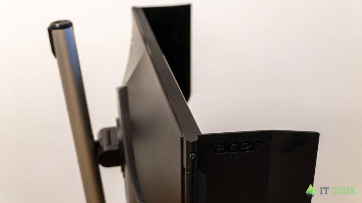 Боковой вид монитора Acer ConceptD CP3271U с подставкой