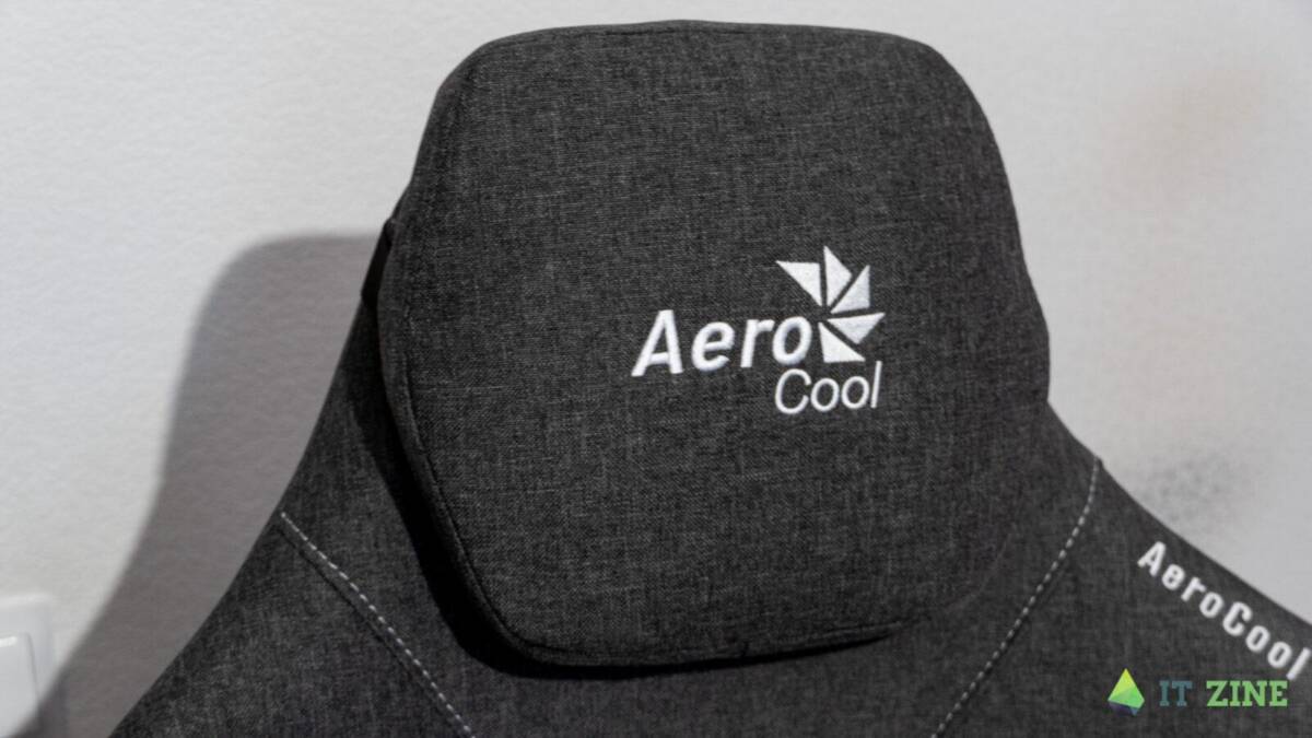 Обзор AeroCool Crown: стильное и удобное кресло для гика 29 Игровое кресло AeroCool Crown с логотипом на спинке
