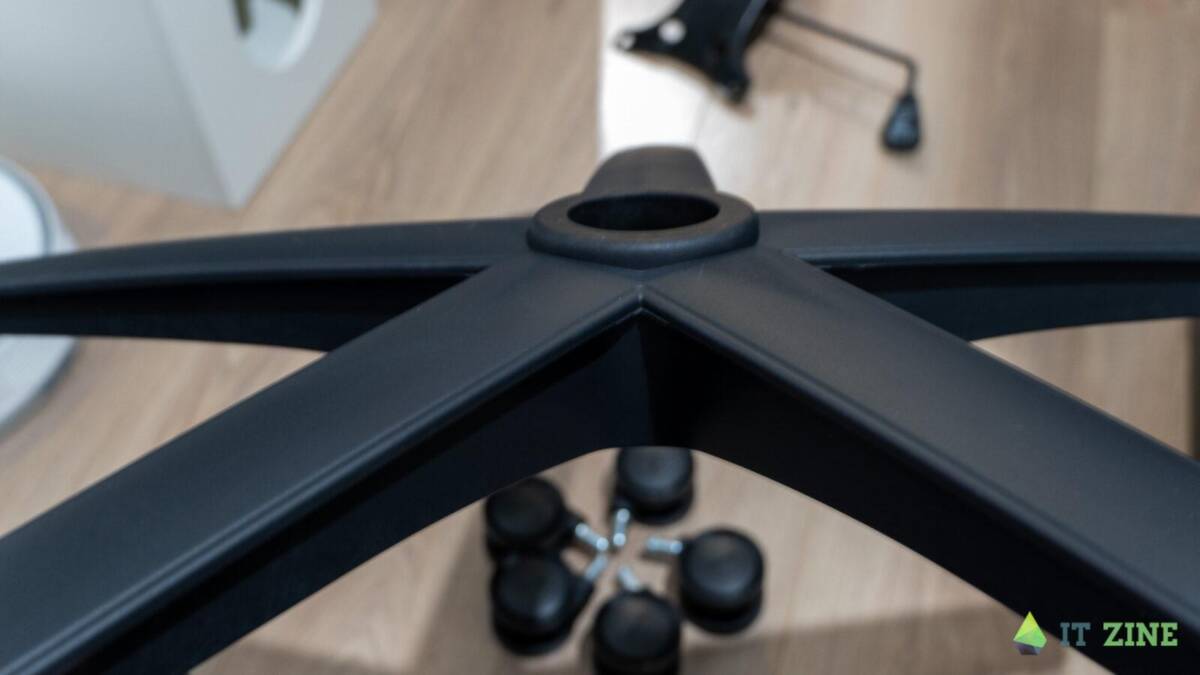 Обзор AeroCool Crown: стильное и удобное кресло для гика 22 Кресло AeroCool Crown с четырьмя опорами и винтами