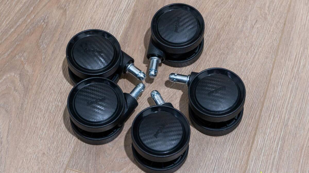 Обзор AeroCool Crown: стильное и удобное кресло для гика 23 Пять колес с черным корпусом AeroCool Crown для кресла