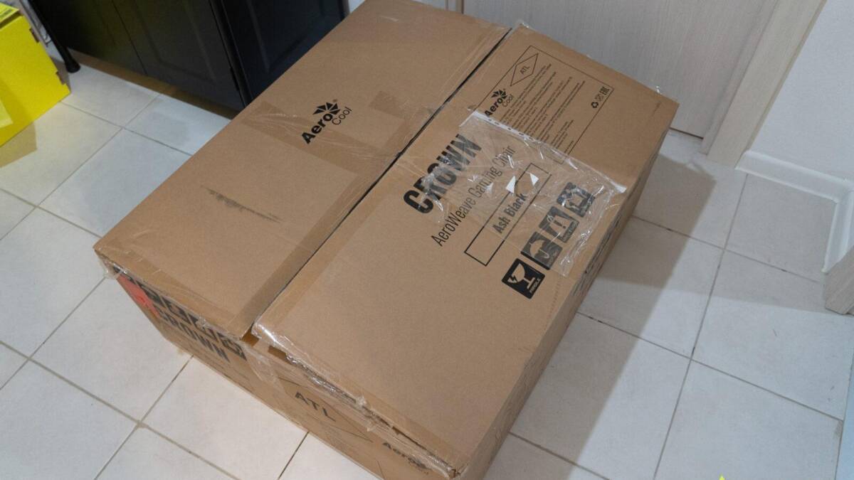 Обзор AeroCool Crown: стильное и удобное кресло для гика 19 Коробка для кресла AeroCool Crown в комнате
