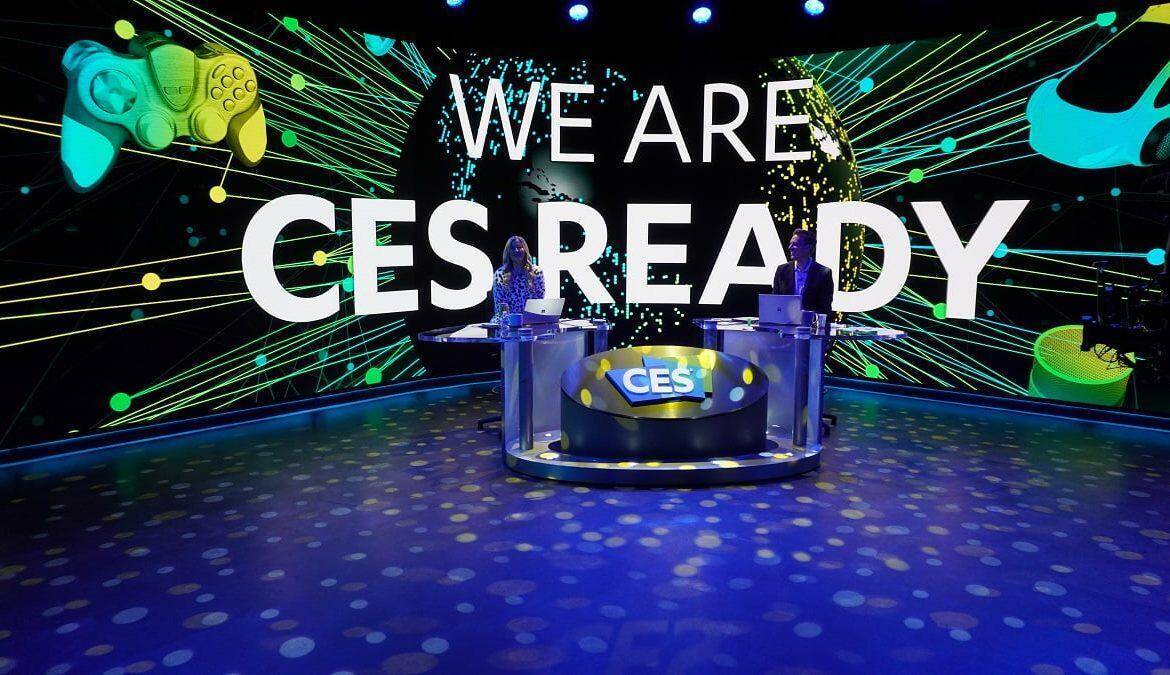 Сценический фон CES с надписью WE ARE CES READY и логотипом CES в центре экрана