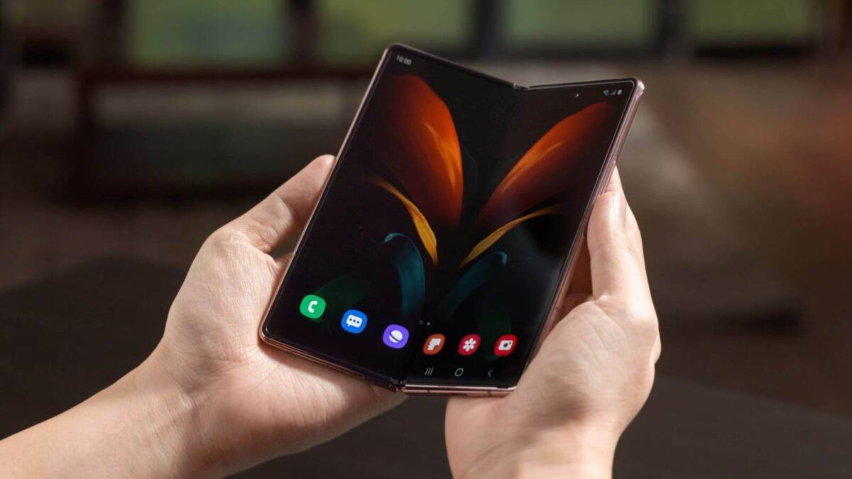 Складной смартфон Samsung Galaxy Z Fold2 в руке с гибким дисплеем и выдвижным элементом