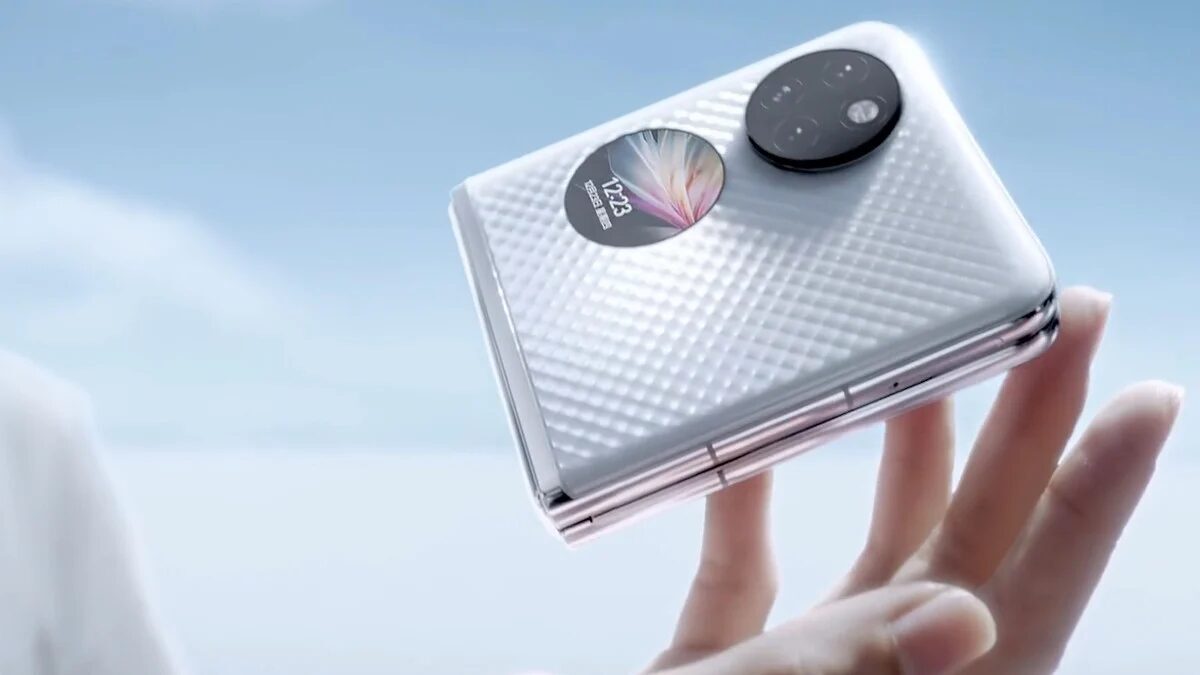Huawei P50 Pocket телефон в руке с задней камерой и дизайном