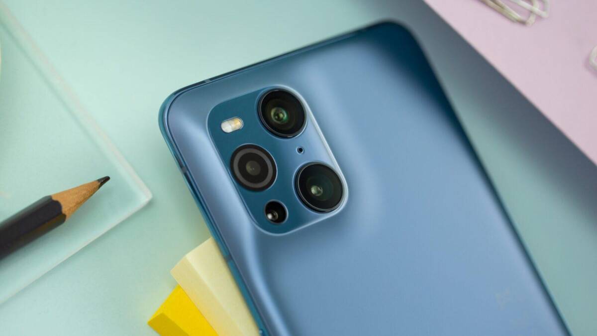 Смартфон OPPO Find X4 с тройной камерой на задней панели
