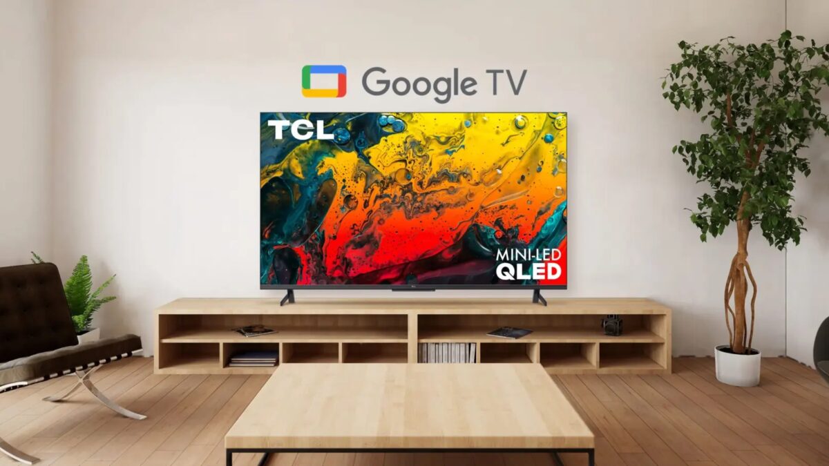 Телевизор TCL с дисплеем QLED и минимальной рамкой в гостиной