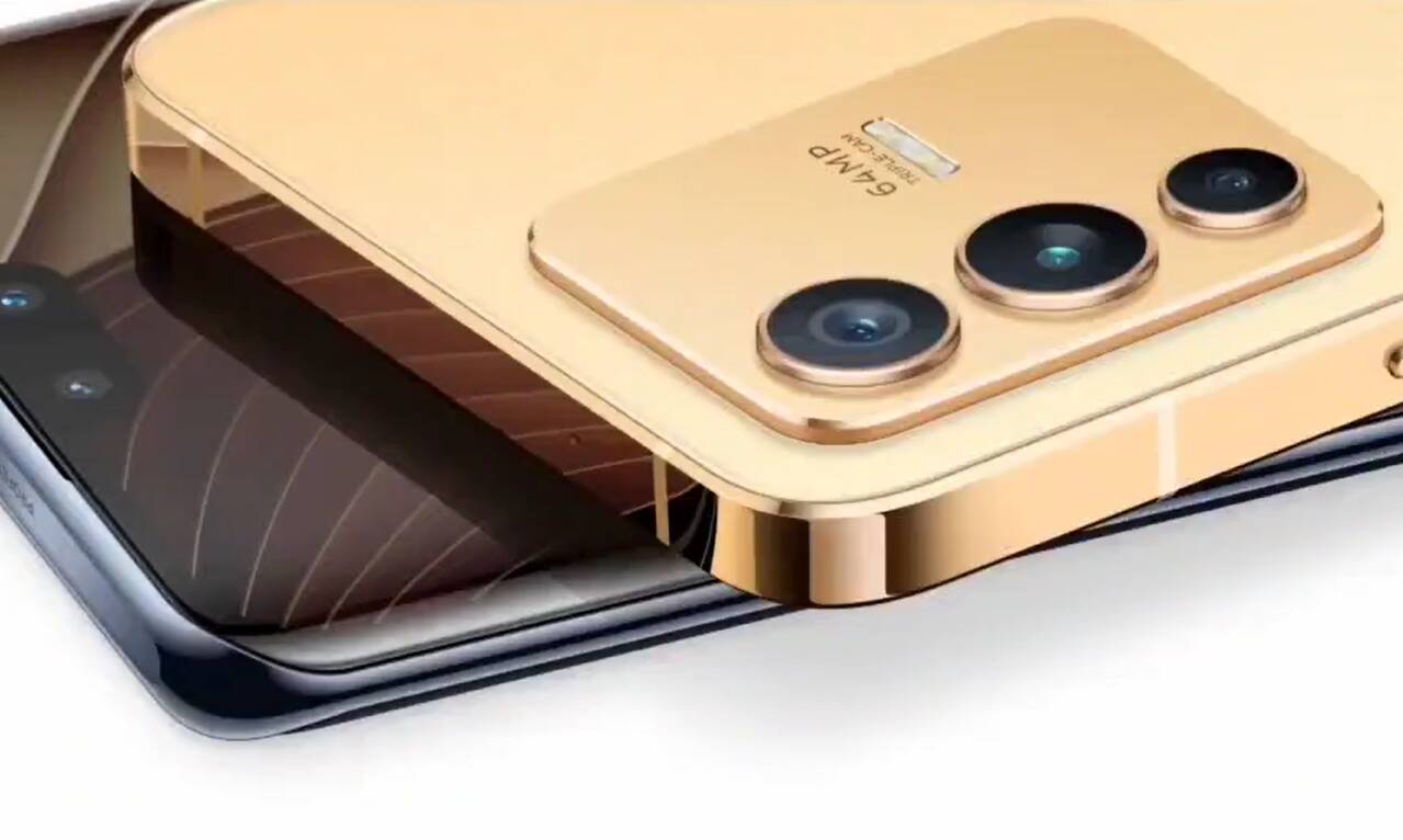 Задняя часть смартфона Vivo V23 с тройной камерой