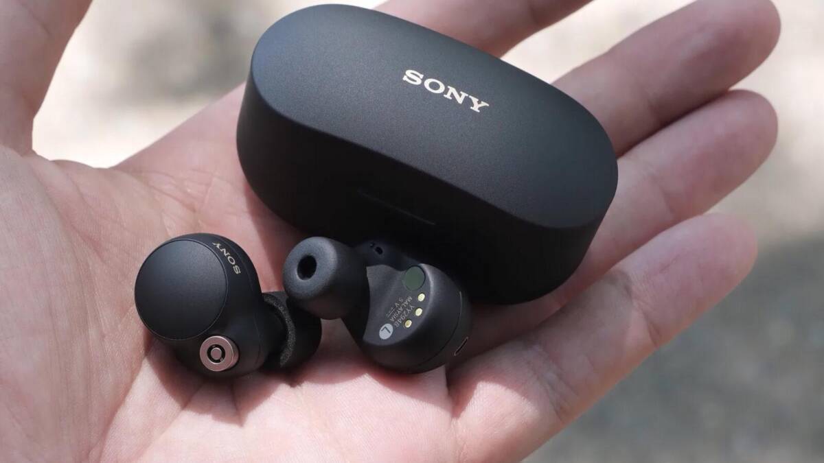 Беспроводные наушники Sony в чехле для зарядки