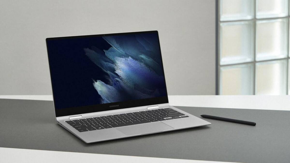 Ноутбук Samsung Galaxy Book 2 Pro на столе: дисплей и клавиатура в кадре