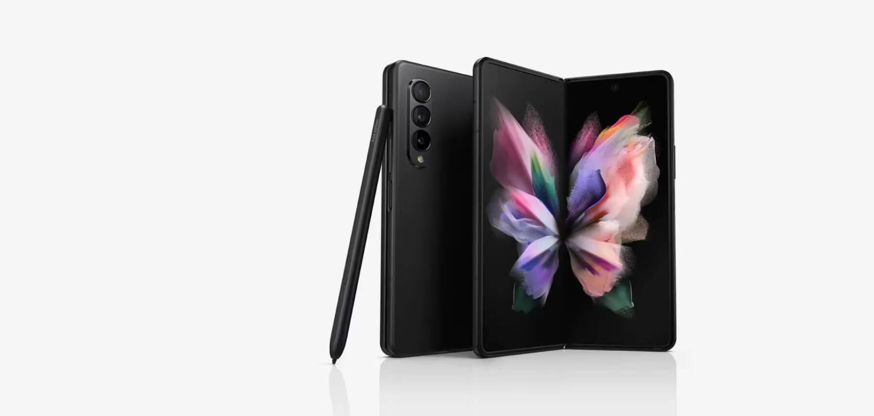 Гибкий складной смартфон Samsung Galaxy Z Fold4 спереди и сзади