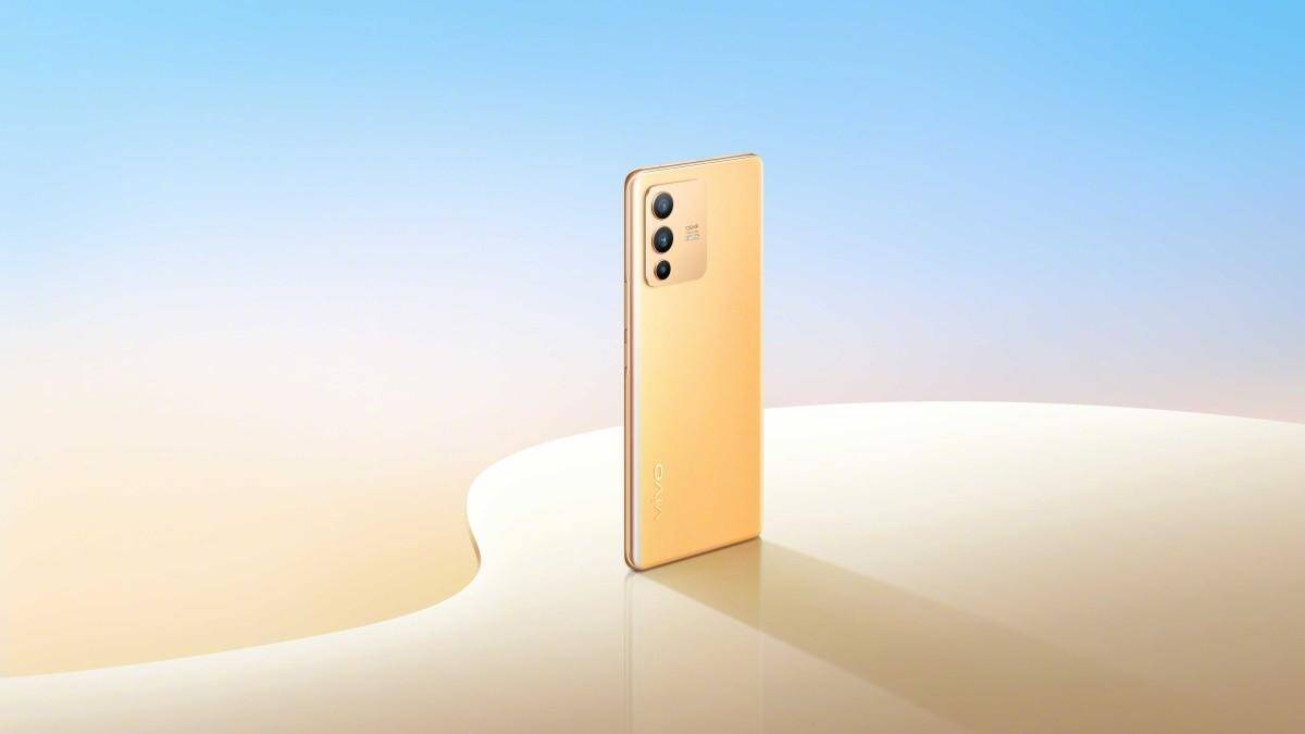 Задняя часть смартфона Motorola Edge 70 Fusion с четырьмя камерами и текстурированным корпусом