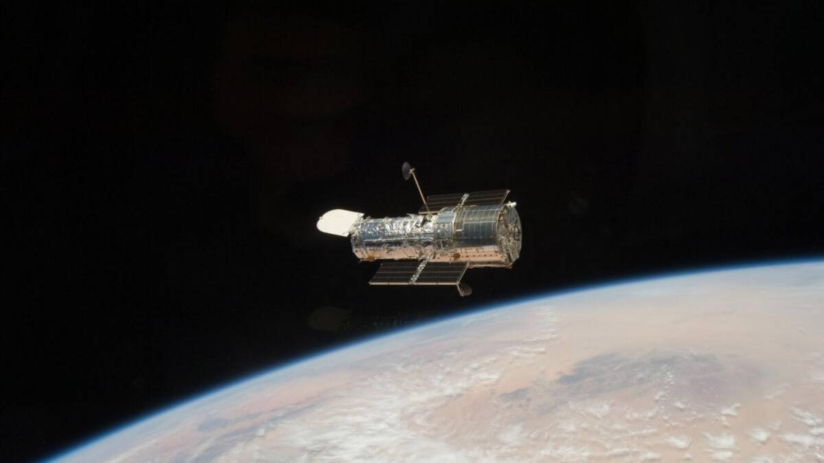 Телескоп Hubble (STS-125) в космосе над Землей, готов к работе после ремонта