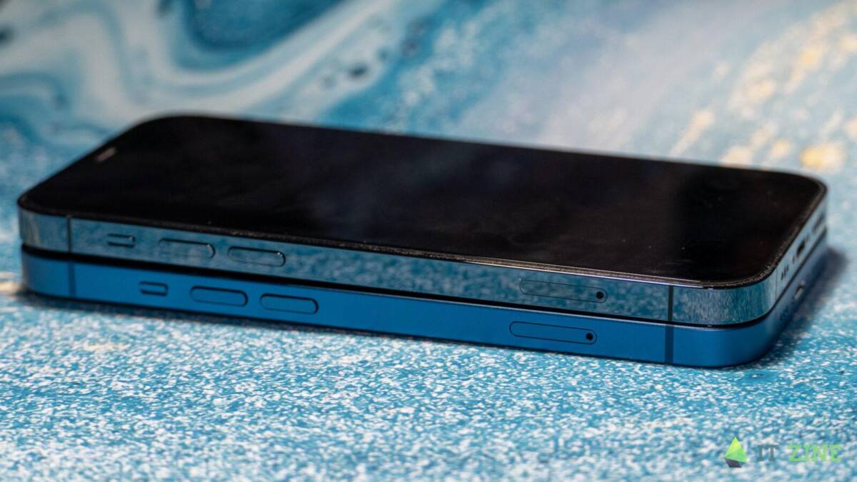 Блестящие грани iPhone 12 Pro (сверху) и матовый цветной металл iPhone 13 (снизу)