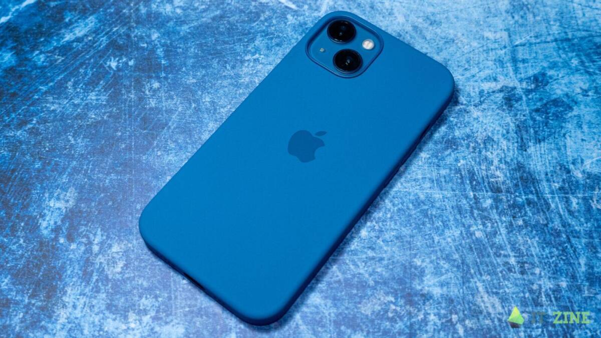 Синий Apple iPhone 13 крупным планом на синем фоне, вид сзади с камерным модулем