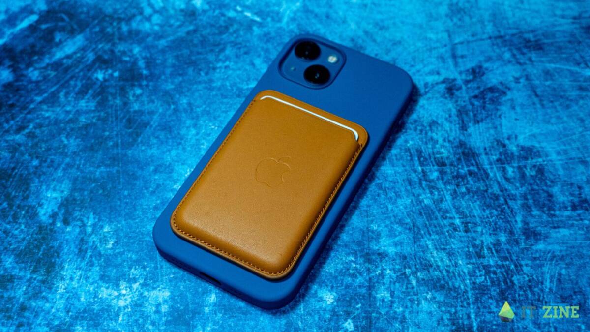 Apple iPhone 13 и кошелёк MagSafe