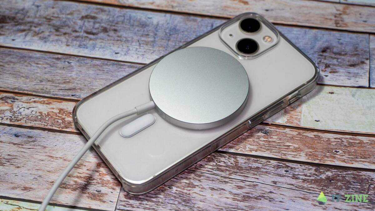 Apple iPhone 13 mini и зарядка MagSafe