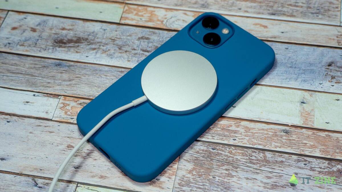 Apple iPhone 13 и зарядка MagSafe