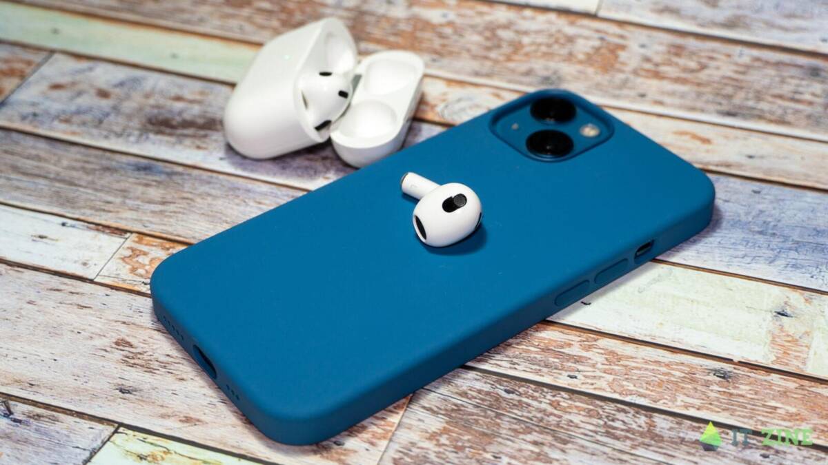 iPhone 13 и наушники Apple AirPods 3-го поколения