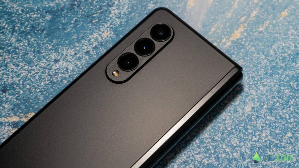Задняя панель смартфона Samsung Galaxy Z Fold3 с тремя камерами и вспышкой