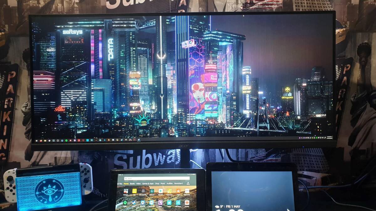 Игровой монитор Acer Nitro XR343CKP: большой изогнутый экран с ночным городом на фоне