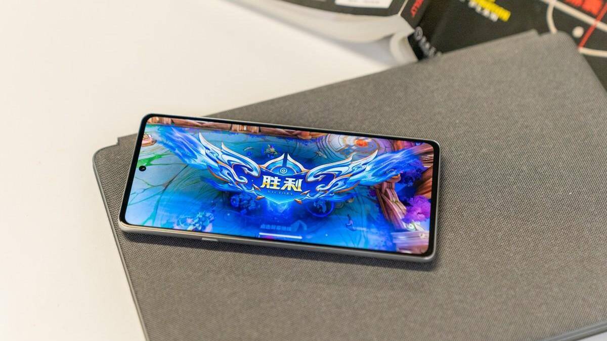 Смартфон Motorola Moto Edge X30 вживую: яркий OLED-дисплей и форма корпуса