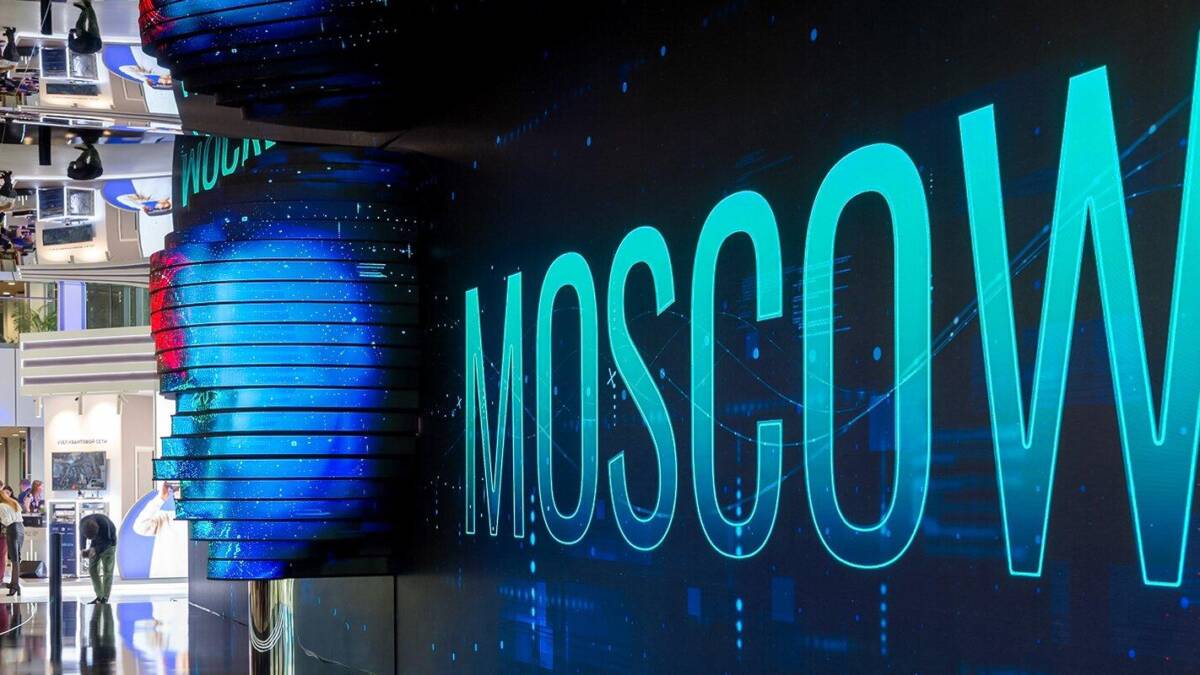 Выставочный дисплей Moscow на фоне аудитории с яркой синей и красной подсветкой на форуме Nobel Vision