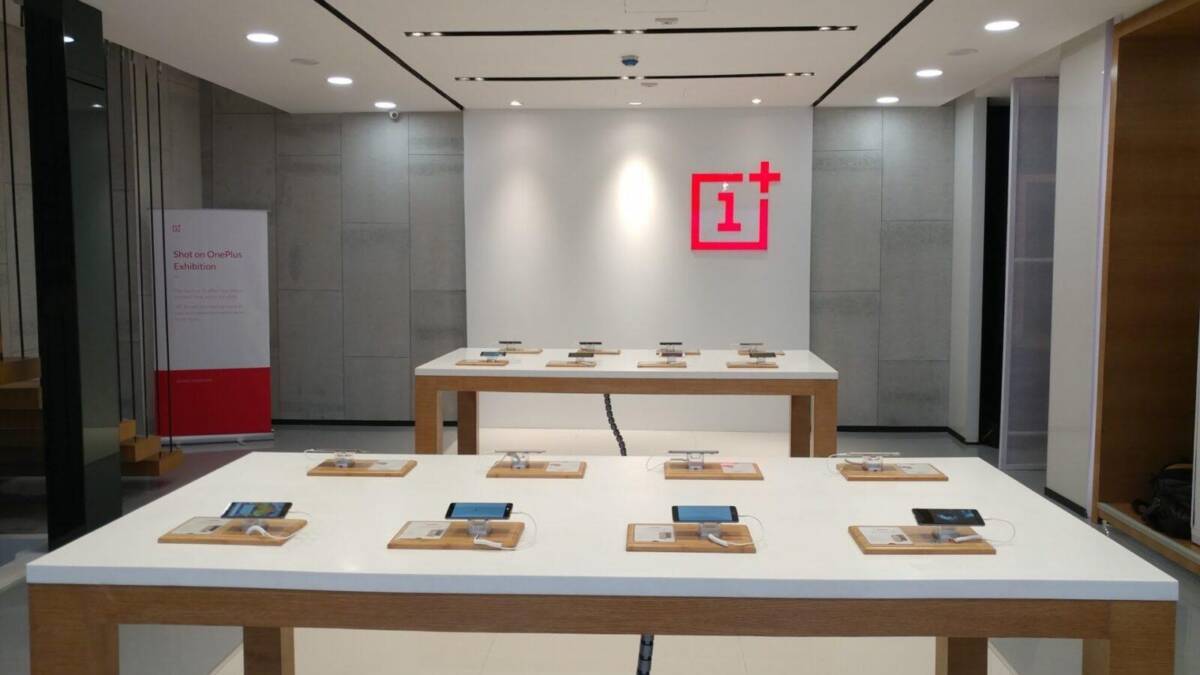 Демонстрационный магазин OnePlus: выставленные смартфоны и витрина с устройствами на столах