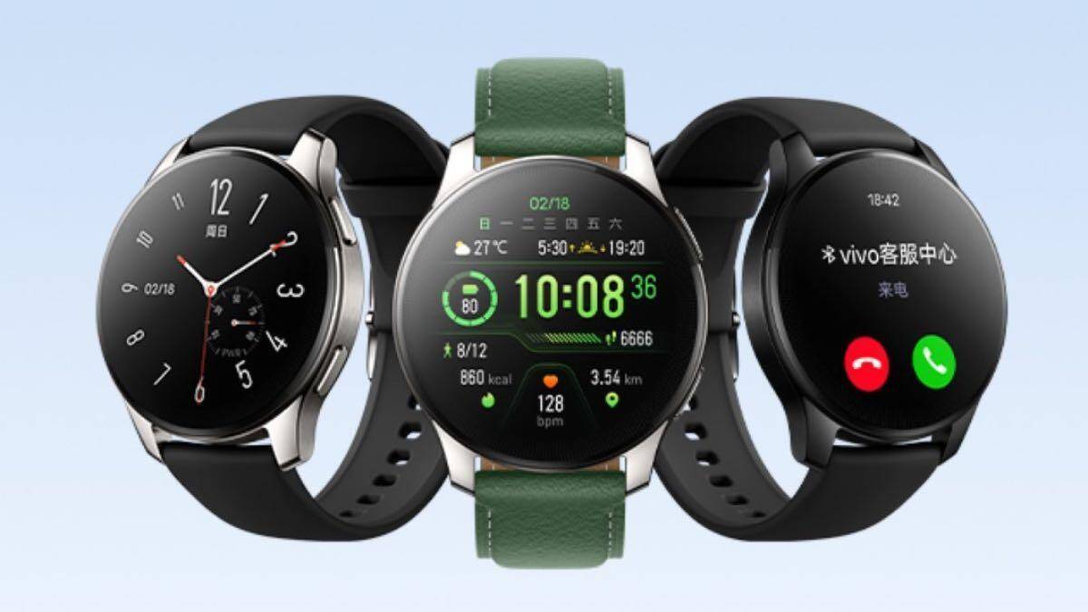 Умные часы Vivo Watch 2 на руке: три циферблата на экране и входящий вызов