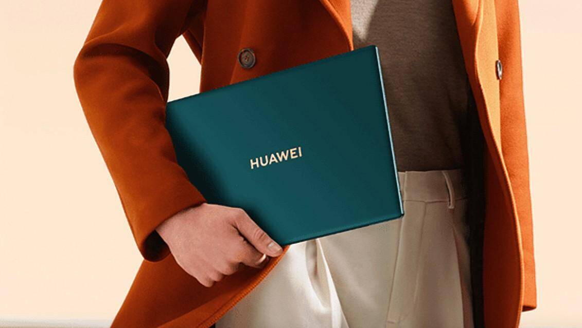 Женщина держит ноутбук Huawei MateBook X Pro в руке