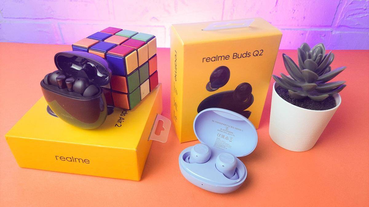 Беспроводные наушники Realme Buds Q2 в кейсе, коробка и растение