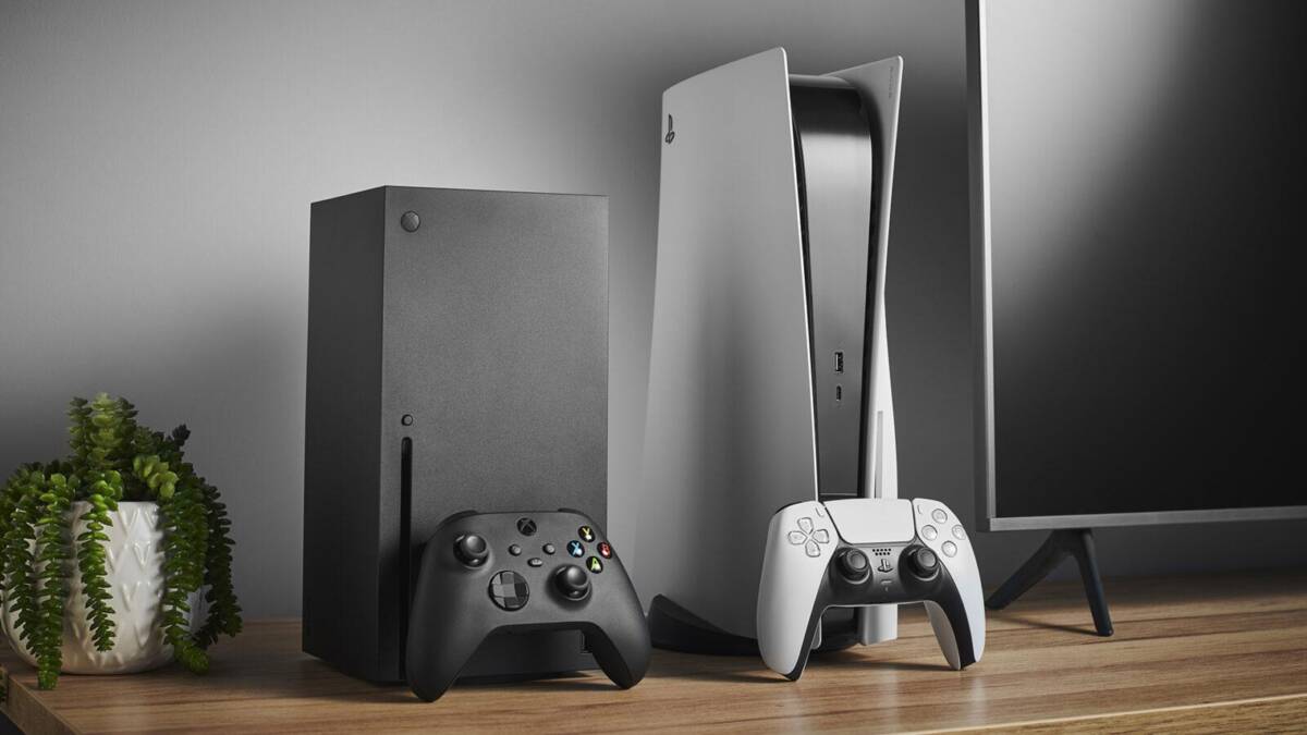 Портативная игровая консоль PlayStation 5 с контроллерами и дисплеем на деревянном столе