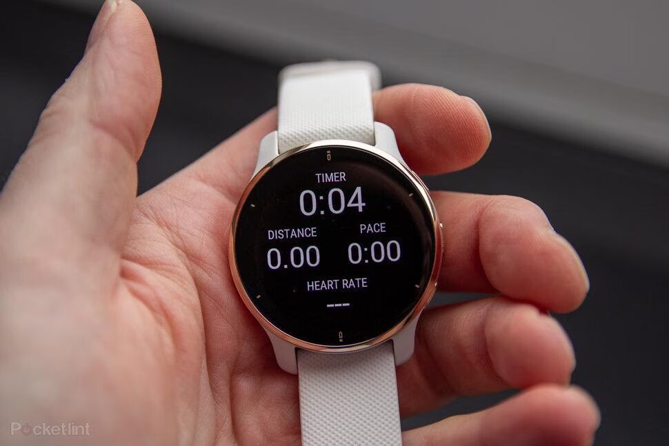 Умные часы Garmin Venu 2 Plus на руке с цифровым дисплеем и активным экраном